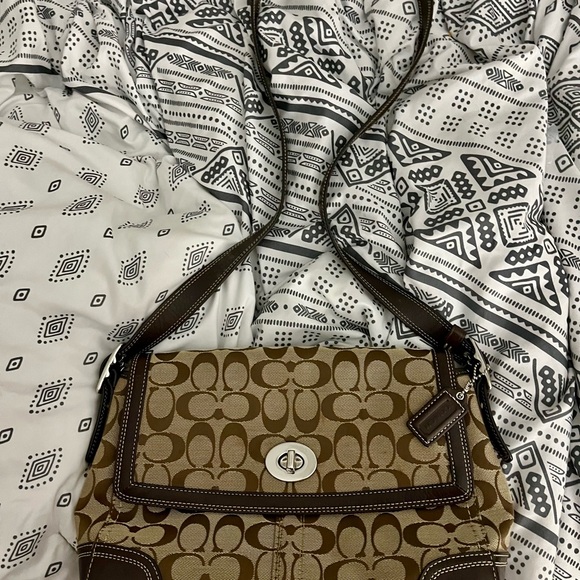 EUC Coach Shoulder Bag - Picture 1 of 8